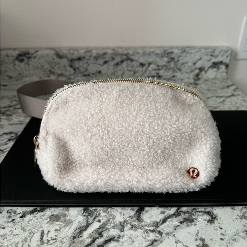 Lululemon everywhere fleece belt bag
